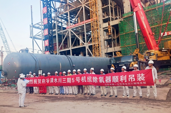 1-公司三期项目#5机组除氧器吊装工作顺利实现_副本.jpg